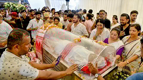 ஸுபீன் கர்க் உடலுக்கு அஞ்சலி