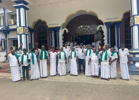 திருவாரூா் மாவட்ட ஆட்சியா் அலுவலகம் முன் கோரிக்கை முழக்கமிட்ட காவிரி விவசாயிகள் சங்கத்தினா். 