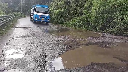 தொடா் மழையால் பெருமாள் மலைப் பகுதியில் சேதமடைந்து காணப்படும் சாலை