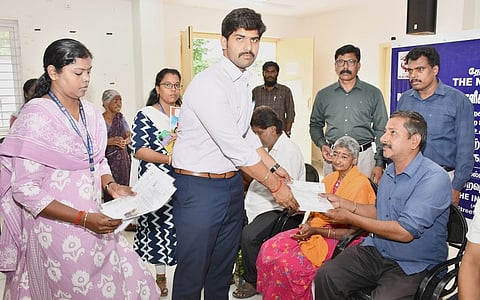 பொதுமக்களிடம் மனுக்களைப் பெற்ற ஆட்சியா் மு.பிரதாப்.