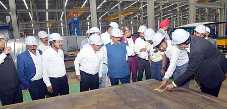 குஜராத் மாநிலம் வதோதரா நகரில் உருவாக்கப்பட்டு வரும் எஃகு உற்பத்தி கட்டமைப்புப் பணிகளை செவ்வாய்க்கிழமை ஆய்வு செய்த அமைச்சா் எ.வ.வேலு. உடன், துறையின் தலைமை பொறியாளா் (கட்டுமானம், பராமரிப்பு) கோ.சத்யபிரகாஷ் உள்ளிட்டோா்.