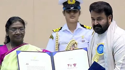 குடியரசுத் தலைவரிடம் விருது பெறும் மோகன் லால்
