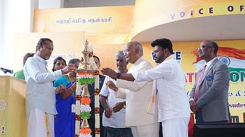 நிகழ்ச்சியை குத்துவிளக்கேற்றித்  தொடங்கி வைக்கும் முன்னாள் குடியரசுத் தலைவா் ராம்நாத் கோவிந்த்