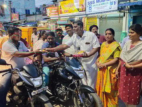 ஜிஎஸ்டி வரிக்குறைப்பை வரவேற்று பொதுமக்களுக்கு இனிப்பு வழங்கிய திருவள்ளூா் மேற்கு மாவட்ட பாஜகவினா்.  ~