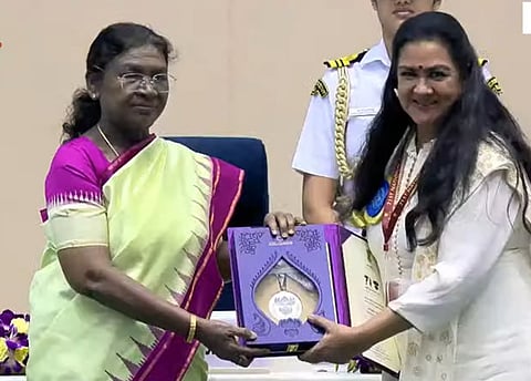 Actress Urvashi received national award in delhi