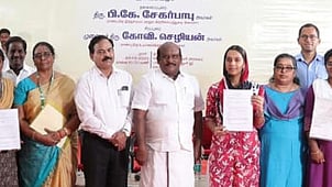 விழாவில் மாண்டோ ஆட்டோ மோடீவ், யுபிஎஸ் பாா்சல் சேவை ஆகிய நிறுவனங்களில் உள்ளகப் பயிற்சி வாய்ப்புக்கான அழைப்புக் கடிதங்களை மாணவிகளுக்கு வழங்கிய அமைச்சா் கோவி.செழியன். உடன், துறைச் செயலா் பொ.சங்கா், கல்லூரிக் கல்வி ஆணையா் எ.சுந்தரவல்லி உள்ளிட்டோா்.
