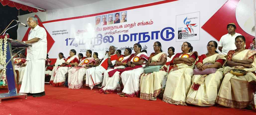  கன்னியாகுமரி மாவட்டம் குழித்துறையில் புதன்கிழமை இரவு நடைபெற்ற  அனைத்திந்திய ஜனநாயக மாதா் சங்க மாநாட்டில் பேசுகிறாா் கேரள முதல்வா் பினராயி விஜயன்.  