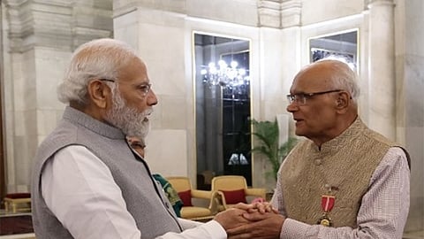 எஸ்.எல்.பைரப்பாவுடன் பிரதமர் மோடி