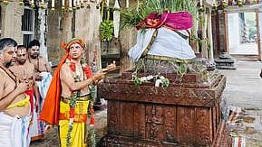 ஸ்ரீவில்லிபுத்தூா் ஆண்டாள் கோயிலில் பெரிய பெருமாள் புரட்டாசி பிரம்மோத்ஸவம் தொடக்க விழாவில் புதன்கிழமை கொடியேற்றிய வாசுதேவ பட்டா். 