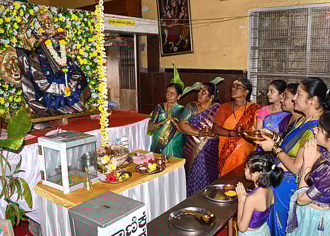 நவராத்திரியை முன்னிட்டு நாடு முழுவதும் பொதுமக்கள் தங்கள் வீடுகளில் கொலு வைத்து சிறப்பித்து வருகின்ற நிலையில் ஹூப்பள்ளியில் உள்ள ஒரு கோயிலில் பிரார்த்தனை செய்யும் பெண்கள்.