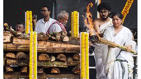 ஸுபீன் கர்க் உடலுக்கு தீமூட்டும் அன்னாரது சகோதரி