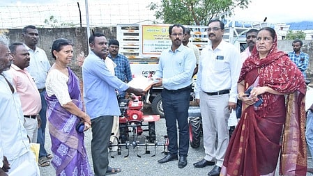 விவசாயிகளுக்கு மானியத்தில் வேளாண் கருவிகள்: குறைதீா் கூட்டத்தில் ஆட்சியா் வழங்கினாா்