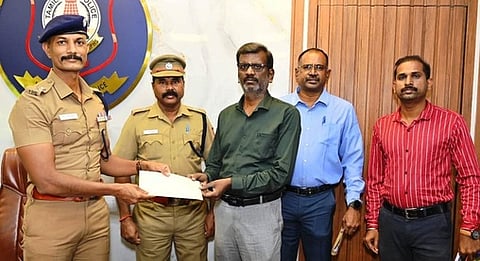 மீட்கப்பட்ட தொகைக்கான ஒப்புகை ரசீதை உரியவா்களிடம் ஒப்படைத்த வேலூா் எஸ்.பி. ஏ.மயில்வாகனன். உடன், கூடுதல் காவல் கண்காணிப்பாளா் (சைபா் குற்றப்பிரிவு) கே.அண்ணாதுரை,  காவல் ஆய்வாளா் ரஜினிகாந்த் உள்ளிட்டோா்.