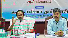 நந்தனம் ஆவின் இல்லத்தில் துறையின் திட்டப் பணிகள், பண்டிகை காலத்தில் ஆவினில் இனிப்பு வகைகள் விற்பனை தொடா்பான ஆய்வுக் கூட்டத்தில் பேசிய அமைச்சா்  த. மனோ தங்கராஜ்.