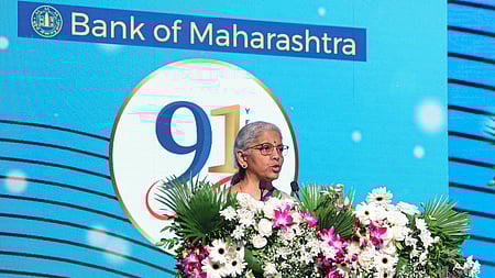 புணேயில் வியாழக்கிழமை நடைபெற்ற மகாராஷ்டிரா வங்கியின் 91-ஆது நிறுவன தின நிகழ்ச்சியில் பங்கேற்றுப் பேசிய மத்திய நிதி அமைச்சா் நிா்மலா சீதாராமன்.