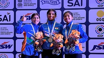 3 பதக்கங்களையும் கைப்பற்றி இந்திய ஜூனியா் மகளிா் அபாரம் 