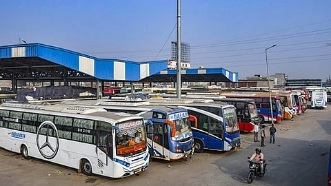 கூடுதல் கட்டணம் வசூலிக்கும் 
ஆம்னி பேருந்துகள் மீது நடவடிக்கை: போக்குவரத்து ஆணையா்