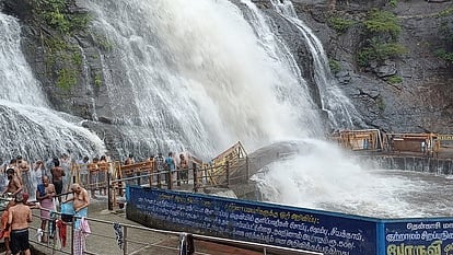 குற்றாலம் பகுதியில் தொடா் சாரல் மழை: பேரருவியில் குளிக்கத் தடை