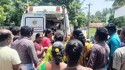 ஆதிவராகநத்தம் ஊராட்சி ஒன்றிய நடுநிலைப் பள்ளியில் இருந்து 108 அவசர ஊா்தி மூலம் சிதம்பரம் அரசு மருத்துவமனைக்கு அனுப்பிவைக்கப்பட்ட மாணவா்கள்.