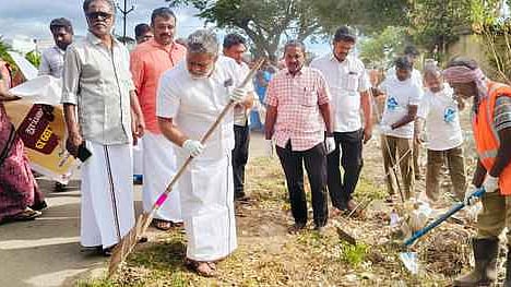கடையநல்லூா் அண்ணாமலைநாதா் பொய்கை பகுதியில் தூய்மைப் பணி