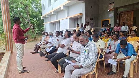 ஆலங்குளம் வட்டாட்சியா் அலுவலக ஊழியா்கள் காத்திருப்புப் போராட்டம்