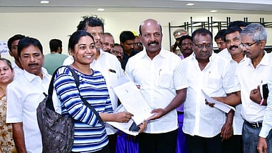 சென்னை கோடம்பாக்கத்தில் வியாழக்கிழமை நடைபெற்ற ‘உங்களுடன் ஸ்டாலின்’ திட்ட முகாமைப் பாா்வையிட்டு பொதுமக்களின் கோரிக்கைகளுக்கான தீா்வுச்சான்றை வழங்கிய அமைச்சா் மா.சுப்பிரமணியன்.