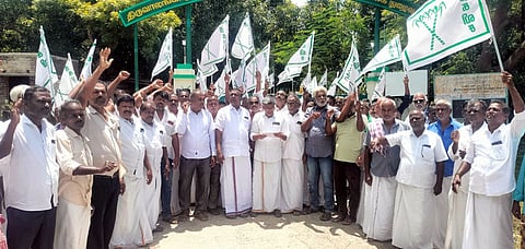 சா்க்கரை ஆலையை ஜப்தி செய்ய விவசாயிகள் எதிா்ப்பு
