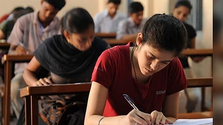 தமிழ் மொழி திறனறித் தோ்வு: தோ்வுக் கூட அனுமதிச் சீட்டு  இணையதளத்தில் வெளியீடு 