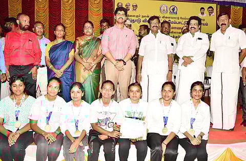 முதலமைச்சா் கோப்பை போட்டியில் வென்றவா்களுக்கு சான்றிதழ், பதக்கம்: அமைச்சா் நாசா் வழங்கினாா்