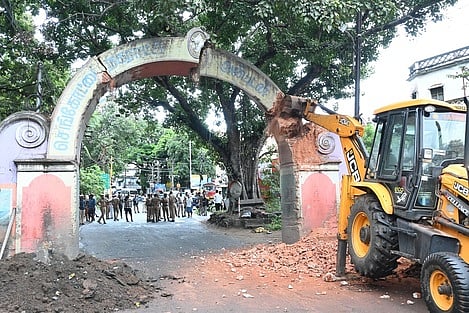 செங்கோட்டையில் நுழைவு வாயில் அகற்றம்: துவார பாலகா் சிலைகள் நகராட்சிக்கு மாற்றம்