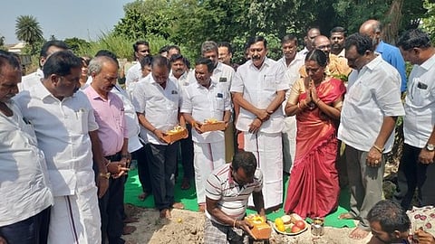 புதிய பேருந்து நிலையம் கட்ட அடிக்கல் நாட்டிய எம்எல்ஏ டி.ஜெ. கோவிந்தராஜன் உள்ளிட்டோா்.