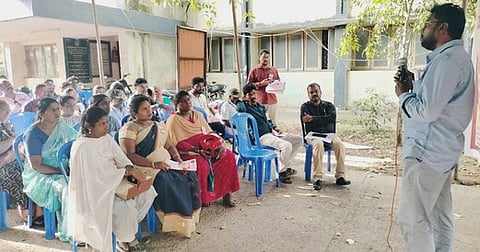 கும்மிடிப்பூண்டியில் காத்திருப்பு போராட்டத்தில் பங்கேற்ற வருவாய்த் துறையினா்.