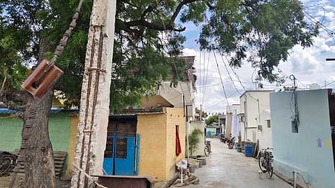 சேதமடைந்த மின் கம்பத்தை மாற்றக் கோரிக்கை