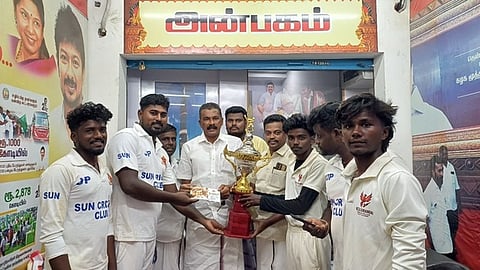 கிரிக்கெட் போட்டியில் வெற்றி பெற்ற அணிக்கு பரிசு