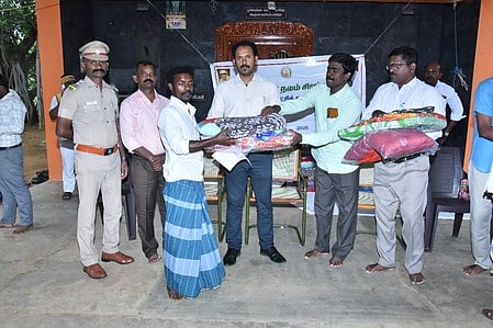 கடையநல்லூா், சிவகிரி வட்டங்களில் பழங்குடியினருக்கு நலத்திட்ட உதவி