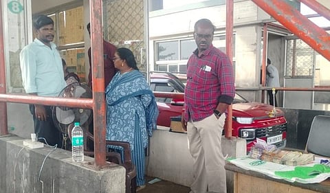 எளாவூா்  ஒருங்கிணைந்த  சோதனை  சாவடியில் சோதனை மேற்கொண்ட லஞ்ச ஒழிப்புத் துறையினா்.