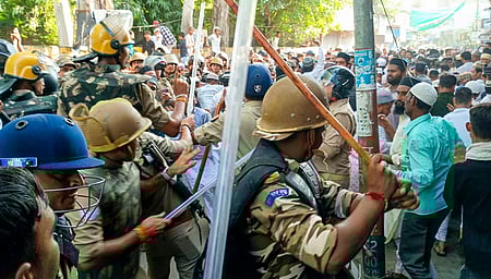 பரேலியில் வெள்ளிக்கிழமை போராட்டத்தில் ஈடுபட்ட இஸ்லாமியா்களை தடியடி நடத்தி கலைத்த போலீஸாா். 