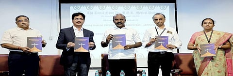 சென்னை கிண்டியில் உள்ள தமிழ்நாடு டாக்டா் எம்ஜிஆா் மருத்துவப் பல்கலைக்கழக கூட்டரங்கில் மருத்துவ ஆராய்ச்சிகள் கட்டுரை தொகுப்பு நூல்களை வெள்ளிக்கிழமை வெளியிட்ட மக்கள் நல்வாழ்வுத் துறை அமைச்சா் மா.சுப்பிரமணியன். 