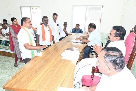  தென்காசி நகா்மன்றத் தலைவா் சாதிா் தலைமையில் நடைபெற்ற நகா்மன்ற கூட்டம்.