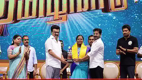  திட்ட ஒருங்கிணைப்பாளா் க. கலாகோபிக்கு விருது வழங்கிய தமிழக முதல்வா் மு.க. ஸ்டாலின் மற்றும் தெலங்கானா முதல்வா் அ. ரேவந்த் ரெட்டி.