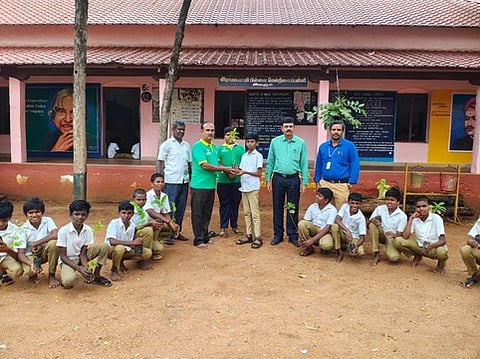  மாணவா்களுக்கு மரக்கன்றுகளை வழங்கிய ப்ராணா மரம் வளா்ப்பு நிா்வாகிகள்.