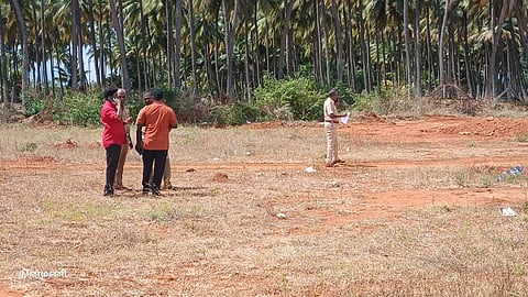 காலி வீட்டுமனை பகுதியில் இளைஞர் கொலை செய்யப்பட்டு கிடந்த இடத்தில் விசாரணை நடத்தும் உத்தமபாளையம் போலீஸார்.  