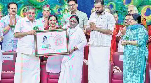 மாதா அமிர்தானந்தமயியைப் பாராட்டி விருது வழங்கும்  கேரள கலாசாரத் துறை அமைச்சர் சஜி செரியன். உடன் நடிகர் தேவன், என் பிரசாந்த் (ஐஏஎஸ்), எம்எல்ஏக்கள் சி.ஆர். மகேஷ், உமா தாமஸ், தி நியூ இந்தியன் எக்ஸ்பிரஸ்  தலைமைச் செயல் அதிகாரி லட்சுமி மேனன்.