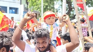 கரூரில் சனிக்கிழமை நடைபெற்ற தவெக பிரசாரத்தில் கைக்குழந்தைகளுடன் பங்கேற்ற தொண்டா்கள்.