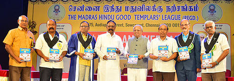 சென்னை இந்து மதுவிலக்கு நற்சங்கத்தின் 130-ஆவது ஆண்டு விழாவில் சங்கத்தின் சிறப்பு மலரை உயா்நீதிமன்ற ஓய்வு பெற்ற நீதிபதி டி.என்.வள்ளிநாயகம் வெளியிட, அதைப் பெற்றுக் கொண்டாா் ‘தினமணி’ ஆசிரியா் கி.வைத்தியநாதன்.