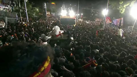 கரூரில் இன்று விஜய் மேற்கொண்ட பிரசாரத்தில் கடுமையான கூட்ட நெரிசல்...