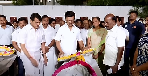 கரூரில் பலியானோரின் உடல்களுக்கு அஞ்சலி