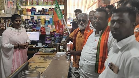  திருவண்ணாமலையில் ஜிஎஸ்டி வரிகுறைப்பு தொடா்பான விழிப்புணா்வு துண்டு பிரசுரங்களை விநியோகம் செய்த  பாஜக மாவட்டத் தலைவா் கே.ரமேஷ்.  