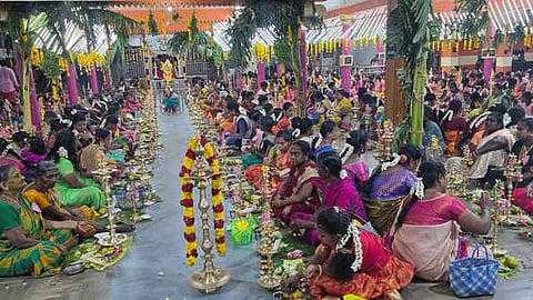  திருவிளக்கு பூஜையில் பங்கேற்ற பெண்கள். 

