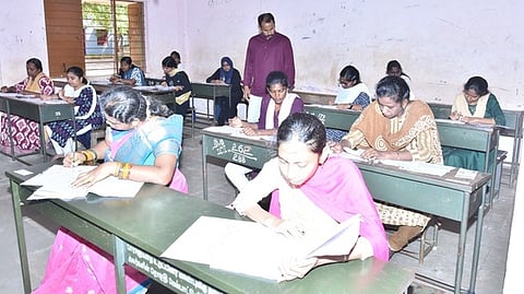 தென்காசியில் டிஎன்பிஎஸ்சி குரூப் 2 தோ்வு